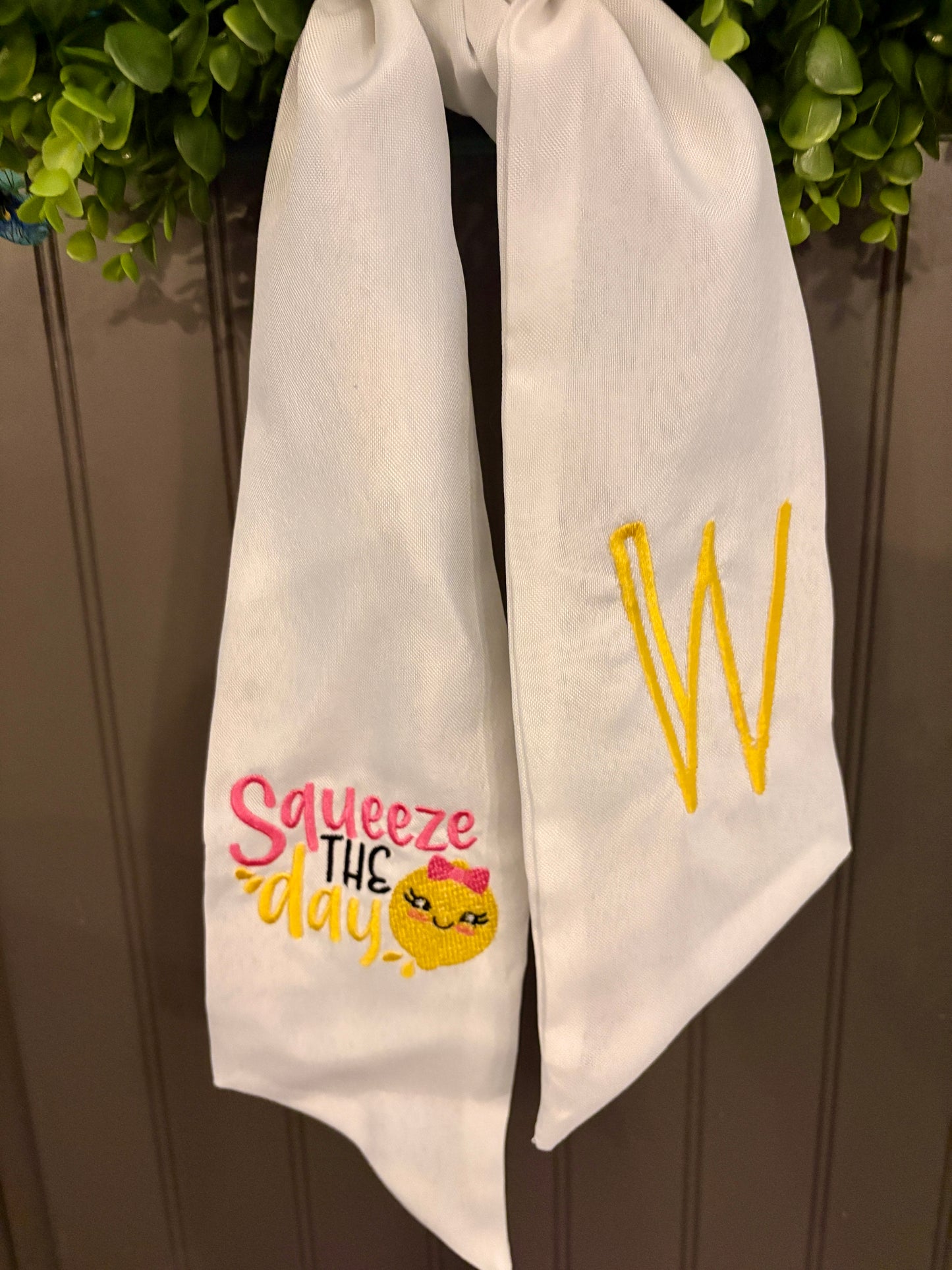 Custom Embroidered Wreath Sash – Personalized White Linen Look Door Wreath Banner for Front Door Décor, Holiday & Everyday Wreath Accent