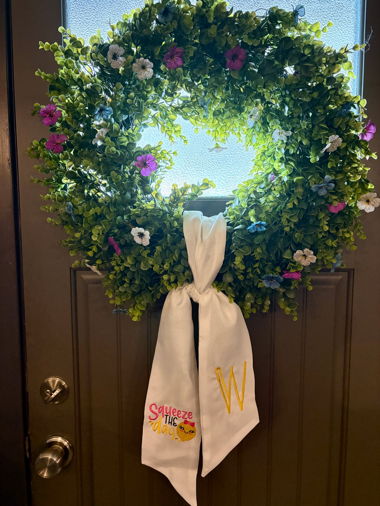 Custom Embroidered Wreath Sash – Personalized White Linen Look Door Wreath Banner for Front Door Décor, Holiday & Everyday Wreath Accent